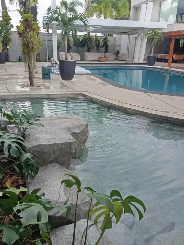 Borda de piscina natural com pedras artificiais esculpidas