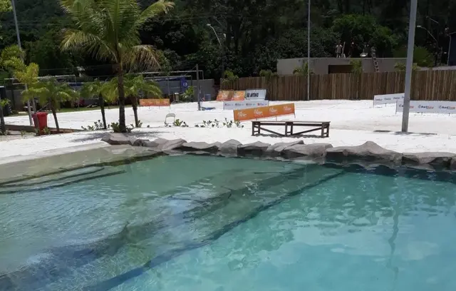 Piscina natural com entrada em declive estilo praia